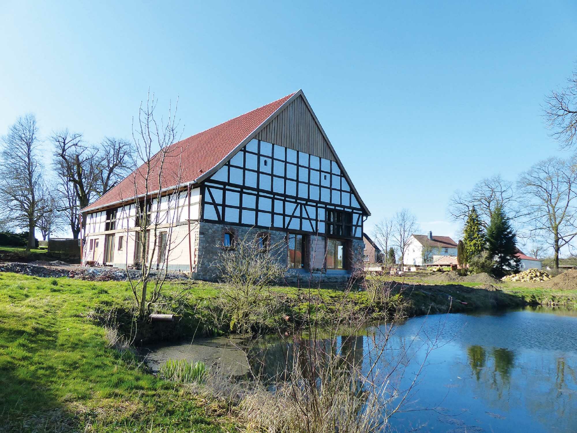 Rückseitenansicht des renovierten Stalls mit dem ehemaligen Löschweiher