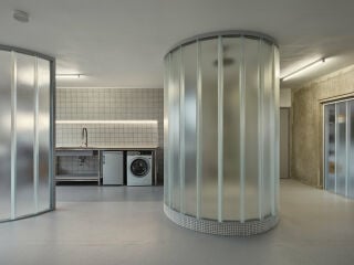 Die Wohnung des Bildhauers und Glasbauers Vladimír Bachorík in Prag gestaltete das Architekturbüro Neuhäusl Hunal um. 