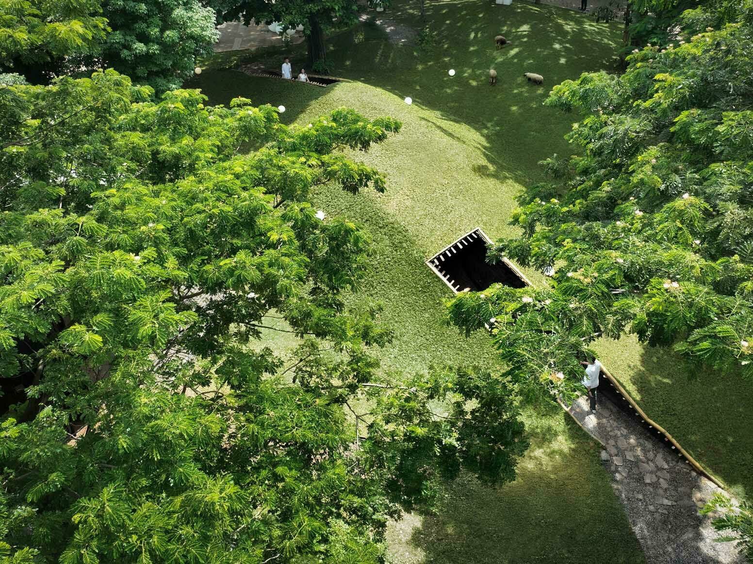 Im Süden Jakartas entwarf das balinesische Architekturbüro RAD+ar einen begrünten Hühnerstall für den Stadtpark Urban Forest Cipete.
