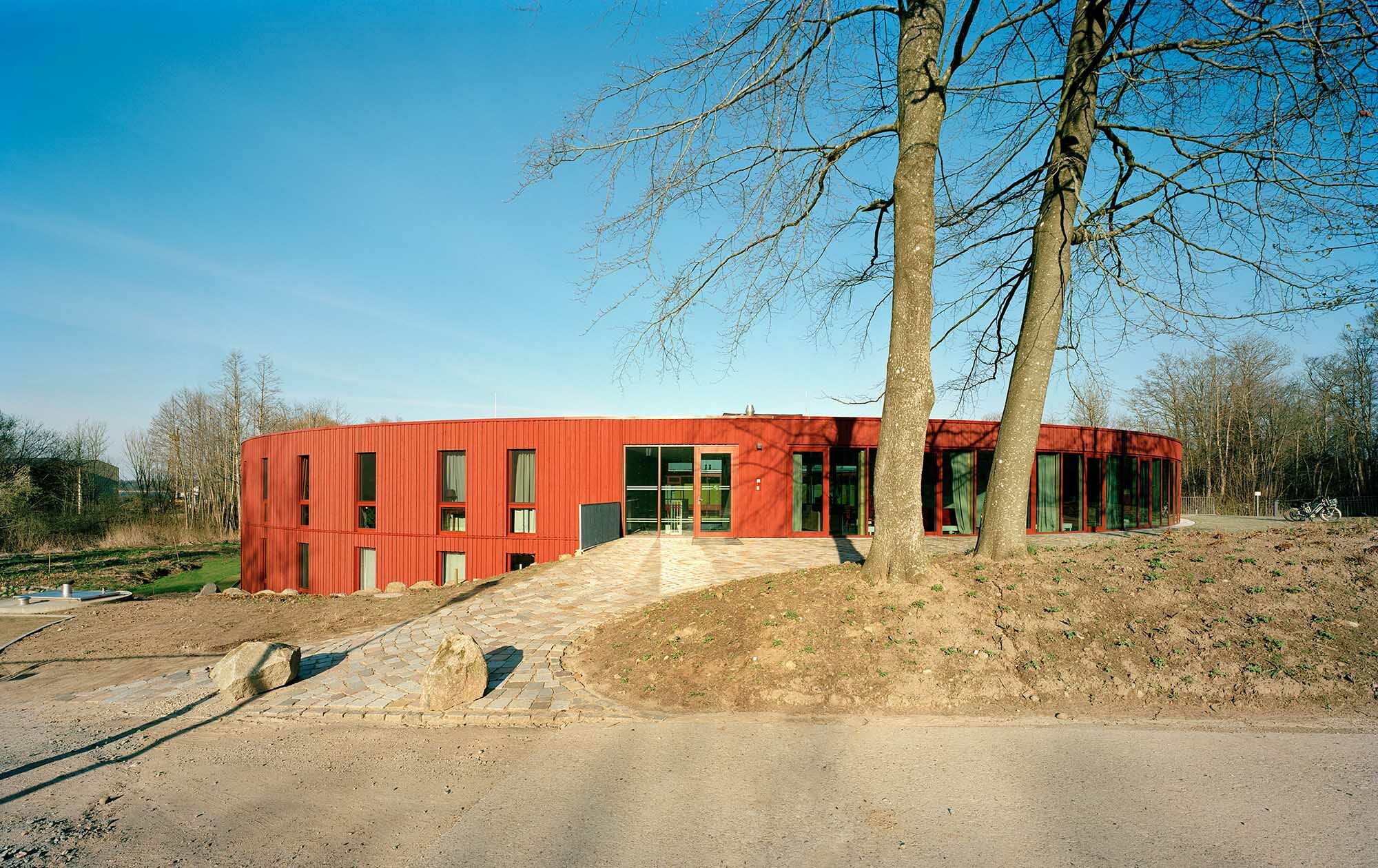 Das Gebäude ist auf einer tiefgründenden WU-Sohle in Holz- Tafelbauweise mit massiven Brettsperrholzdecken hergestellt.