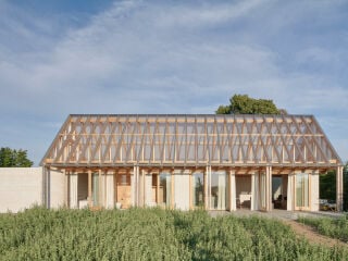 Inmitten der Uckermark umgeben von Wiesen und Feldern liegt das Ferienhaus von Sigurd Larsen.