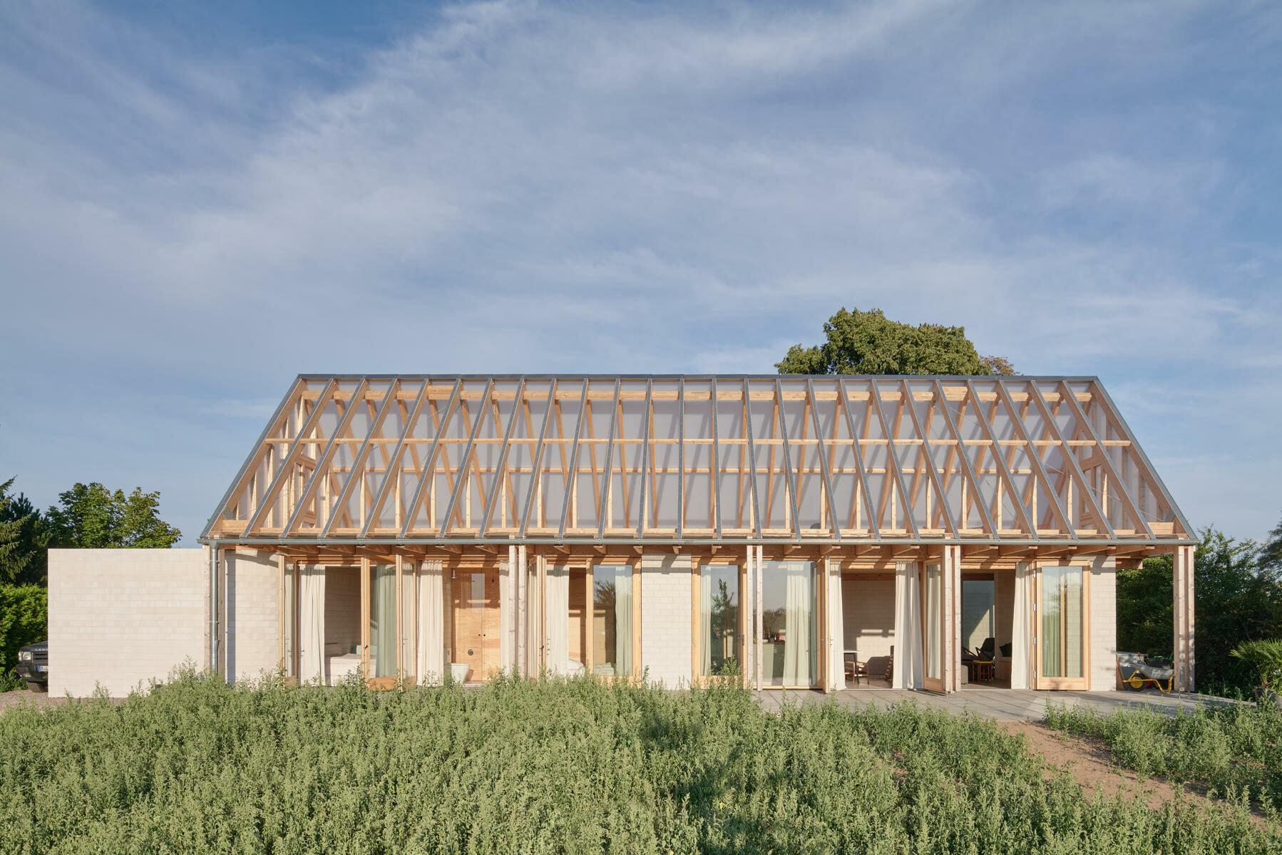 Nach Westen öffnet sich das Haus fast vollflächig über mehrere raumhohe Glasflügeltüren zum Garten und zur weiten Wiesen-Landschaft der Uckermark. 