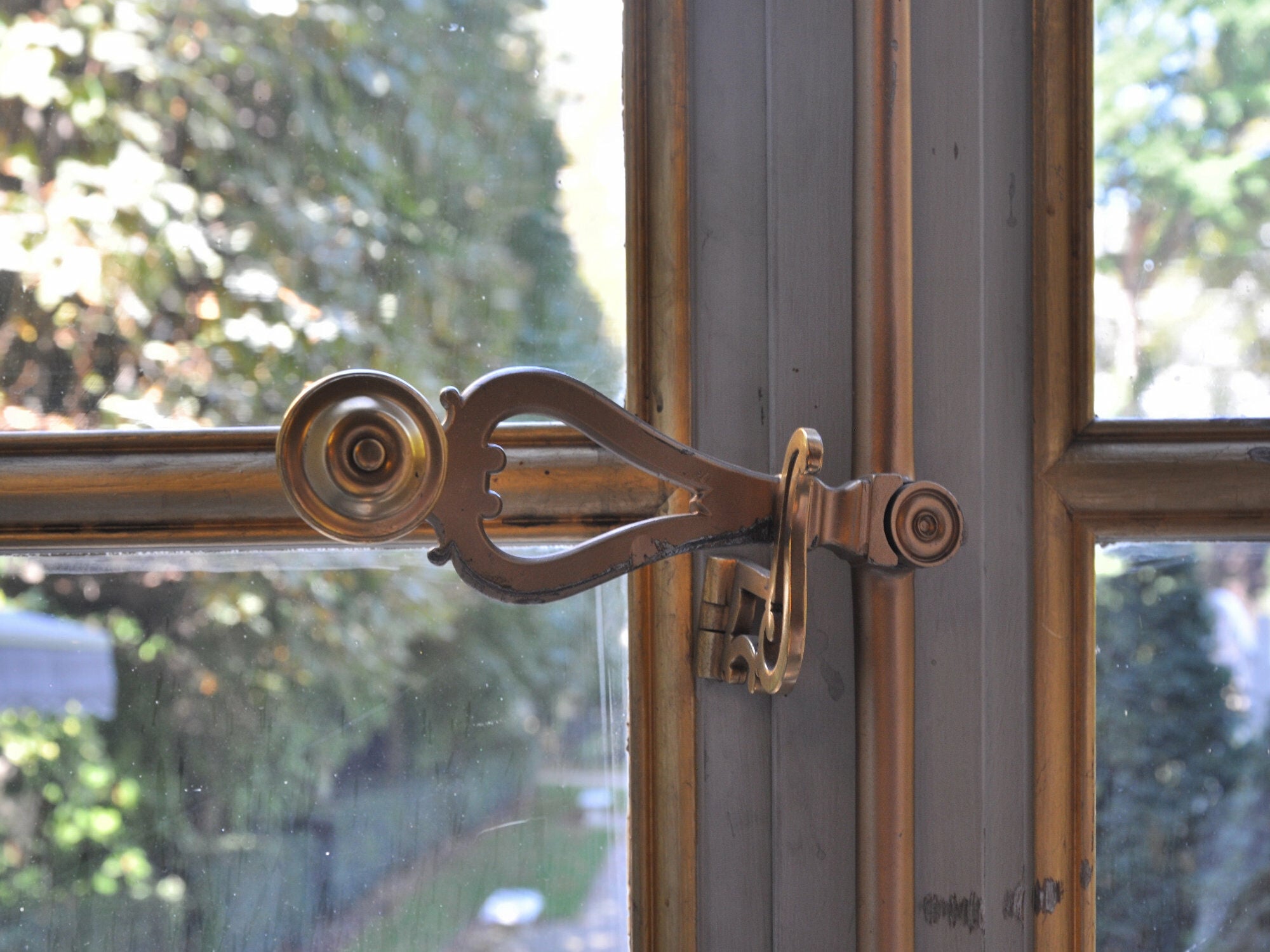 Eine Espagnolette ist ein Drehstangenverschluss, der auf den Rahmen eines Fenster- oder Türflügels aufmontiert wird.