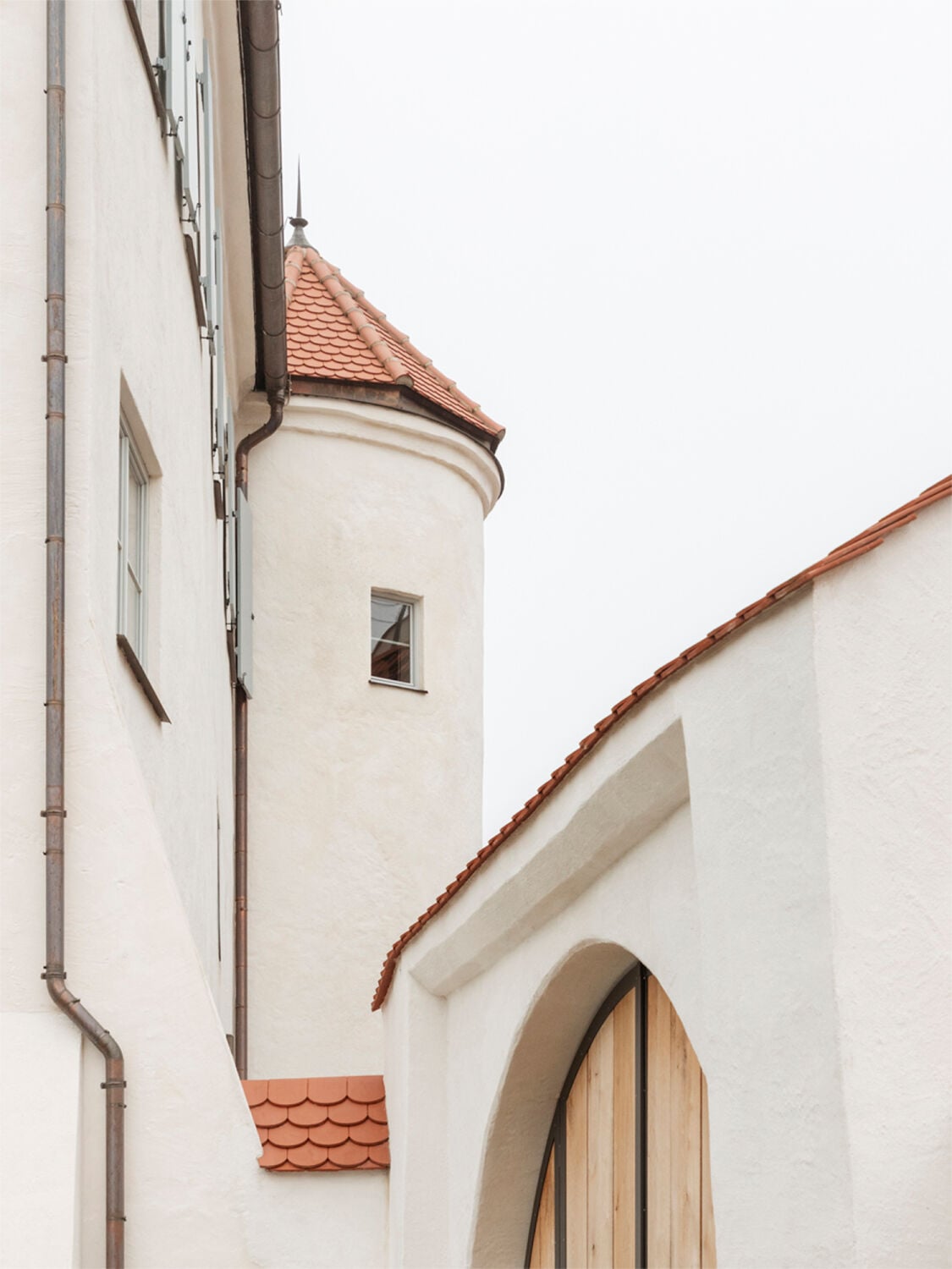 Neben den beiden Rundtürmen zur Verteidigung und Wirtschaftsräumen im Erd- und Obergeschoss besaß das Schloss zunächst nur eine Wohnetage im zweiten Obergeschoss.