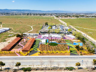 Ein ehemaliges Motel im Antelope Valley in Kalifornien wurde nach Plänen von Kadre Architects in eine farbenfrohe Wohnanlage für ehemals obdachlose Familien umgewandelt.