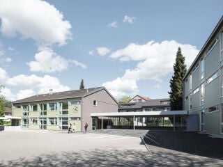 Beim Schulhaus Hohfurri in Winterthur wurden bis 2020 drei Unterrichtsgebäude saniert und umgebaut, nach Plänen von RWPA.