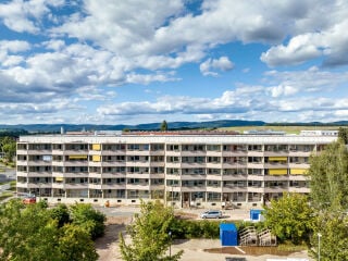 Im Rahmen des IBA-Projekts Thüringen wird seit 2020 das Plattenbauquartier Ossietzky-Wohnhof in Nordhausen saniert und weiterentwickelt. 
