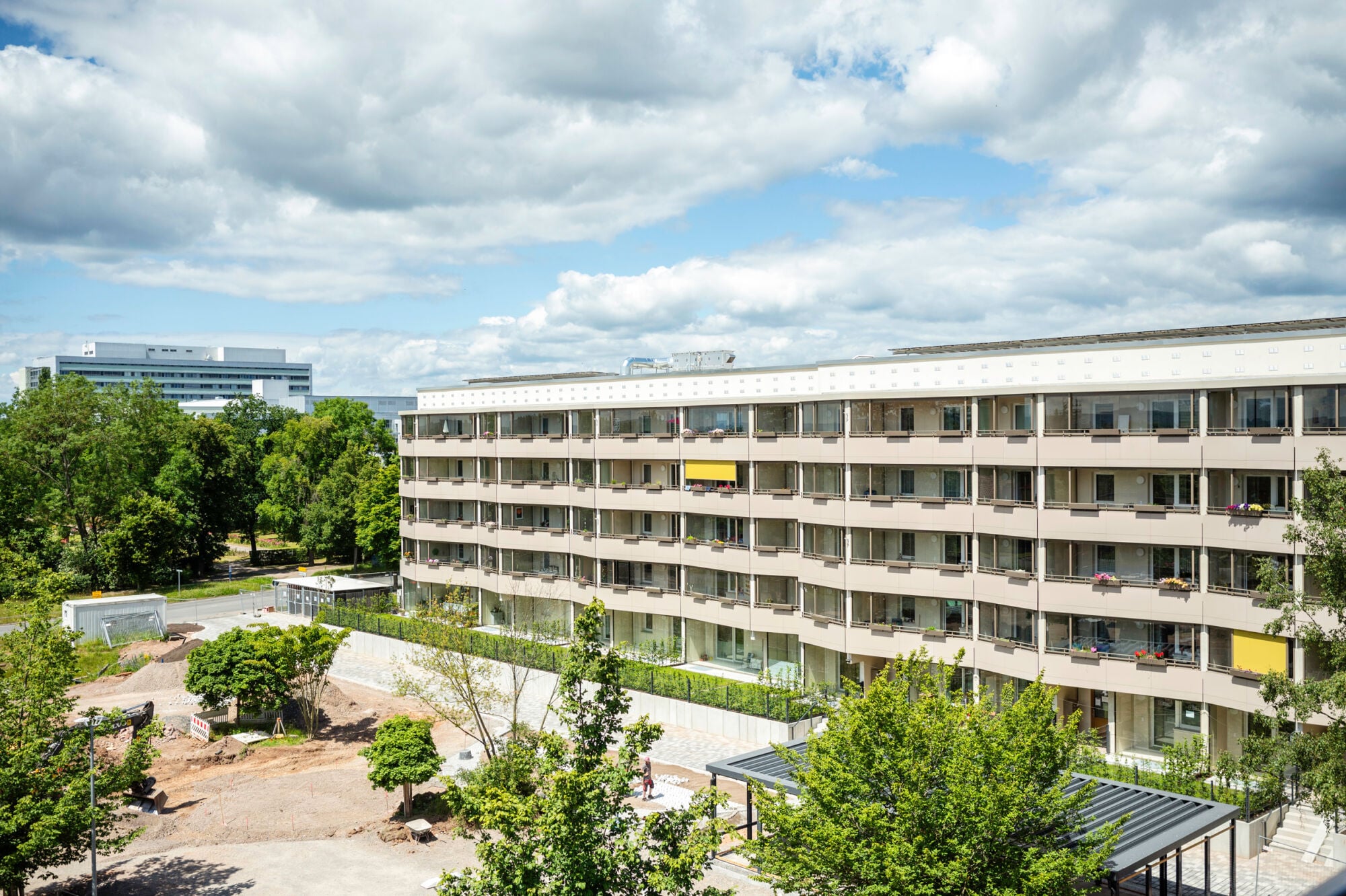 Beim Wohnriegel Ludwig setzte das Architekturbüro Hütten & Paläste auf ein additives Bauteil, das den Wohnraum erweitert und als Klimapuffer zur Energieeffizienz beiträgt.