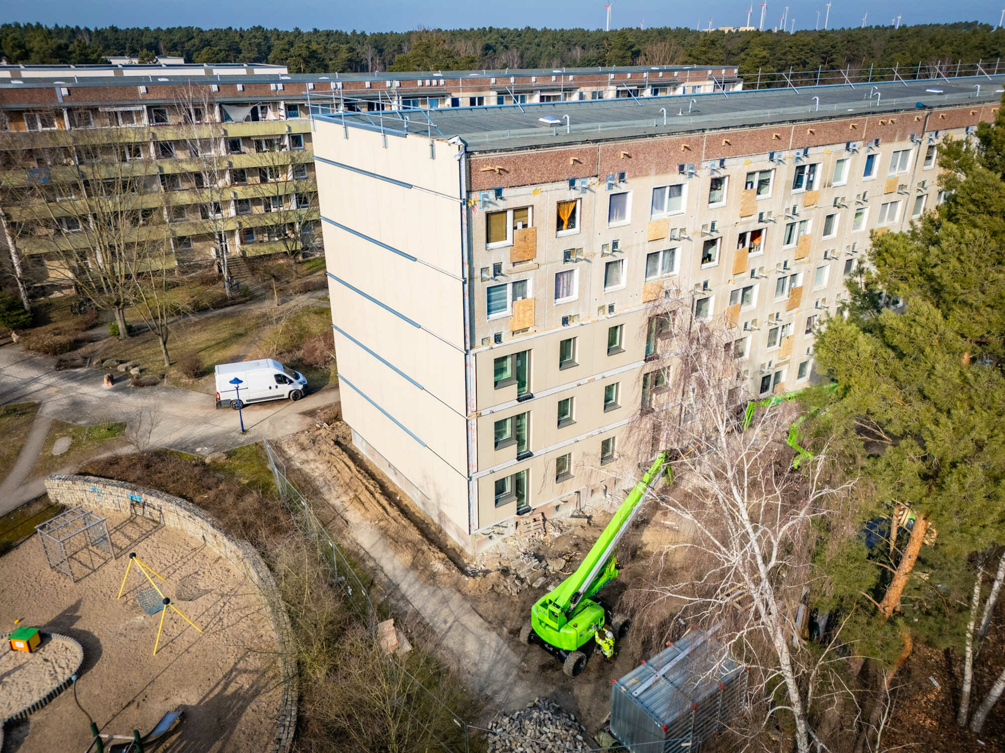 In Ludwigsfelde wurde Seeria Renova als Generalunternehmer beauftragt. Matek lieferte die Gebäudehülle, REMA war für die Haustechnik zuständig. BBP war als Generalplaner tätig.