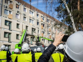 Vertreter*innen von Planungsbüros, Wohnungsgesellschaften, Behörden und Politik waren im Februar 2025 nach Ludwigsfelde  gereist, um die erste serielle Sanierung eines Plattenbaus in Deutschland zu begutachten.