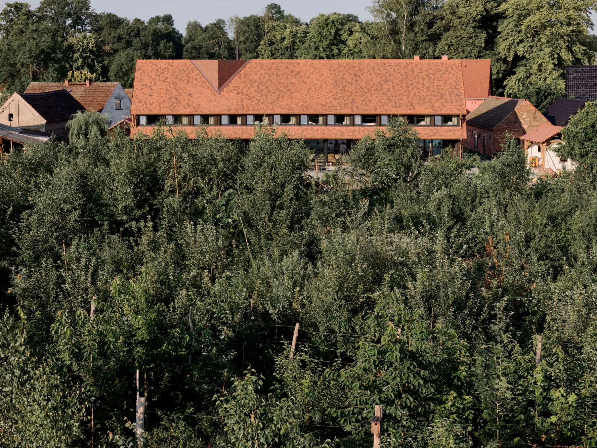 Die Unterkunft gehört zu einem Bauernhof, der die Restaurants der Bauherr*innen mit lokalen Lebensmitteln versorgt.
