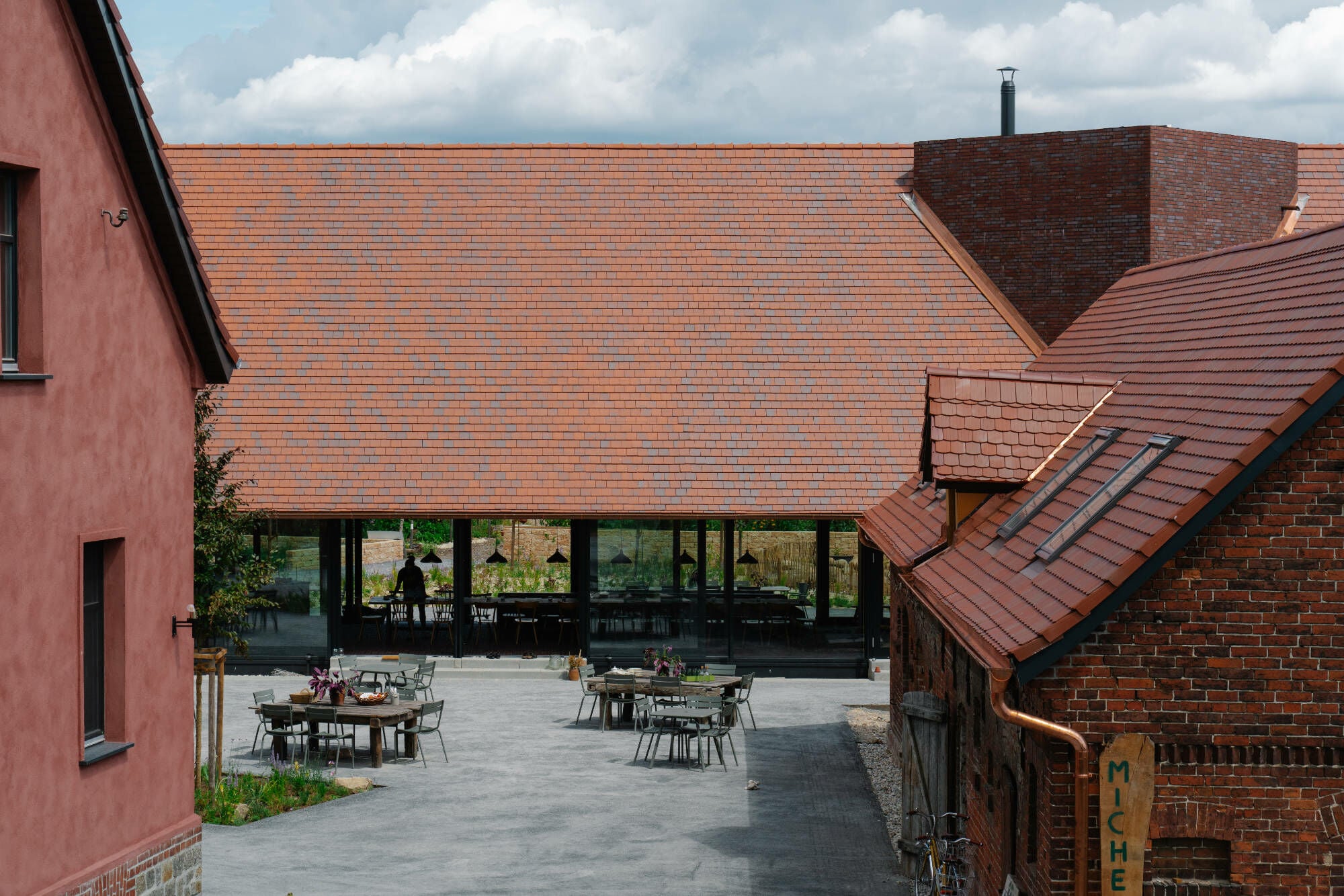 Wer sich für nachhaltige Landwirtschaft interessiert, kann sich auf der Michelberger Farm einquartieren.