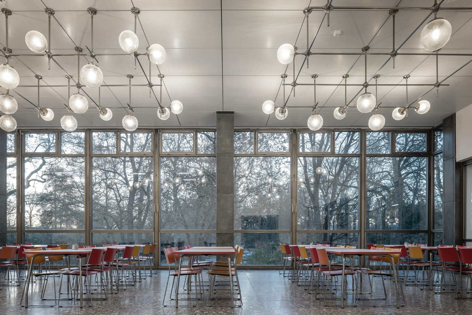 Die Herausforderung war dabei, die bauzeittypische Architektur zu erhalten und gleichzeitig Energieeffizienz, Wärmeschutz, Gebäudetechnik, Brandschutz und die funktionalen Abläufe zu optimieren.