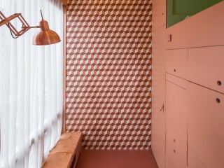 Auf knapp sieben Quadratmetern realisierten die Architekturbüros STAR strategies + architecture und BOARD in Rotterdam eine Wohnung für ein Paar. 