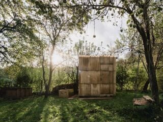 Tomáš Dvorak und Lenka Bažík von Ika.arhitekti errichteten eine Sauna in ihrem Garten, die fast ausschließlich aus gebrauchten Materialien besteht.