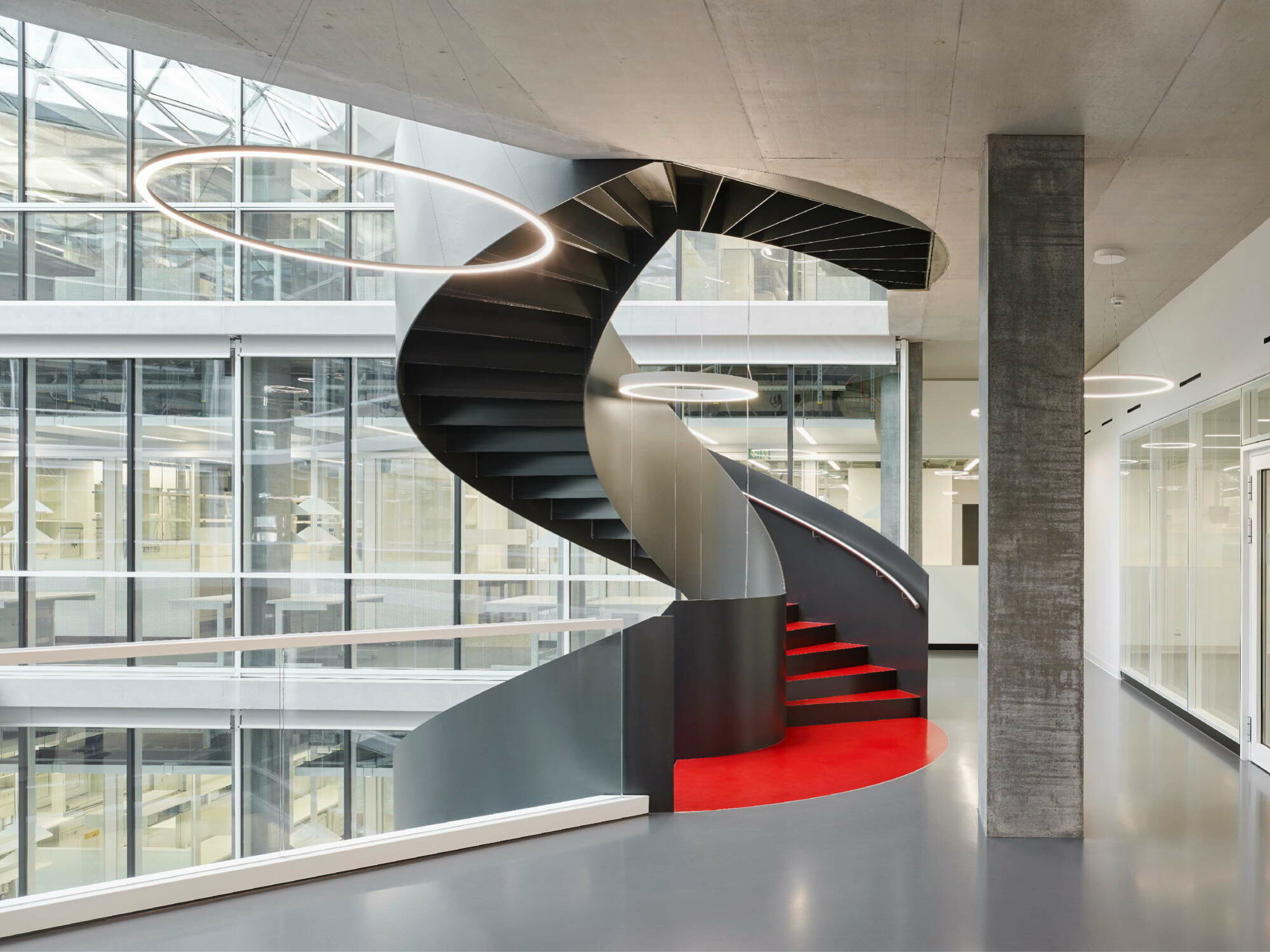 Eine skulpturale Treppe verbindet die Geschosse.