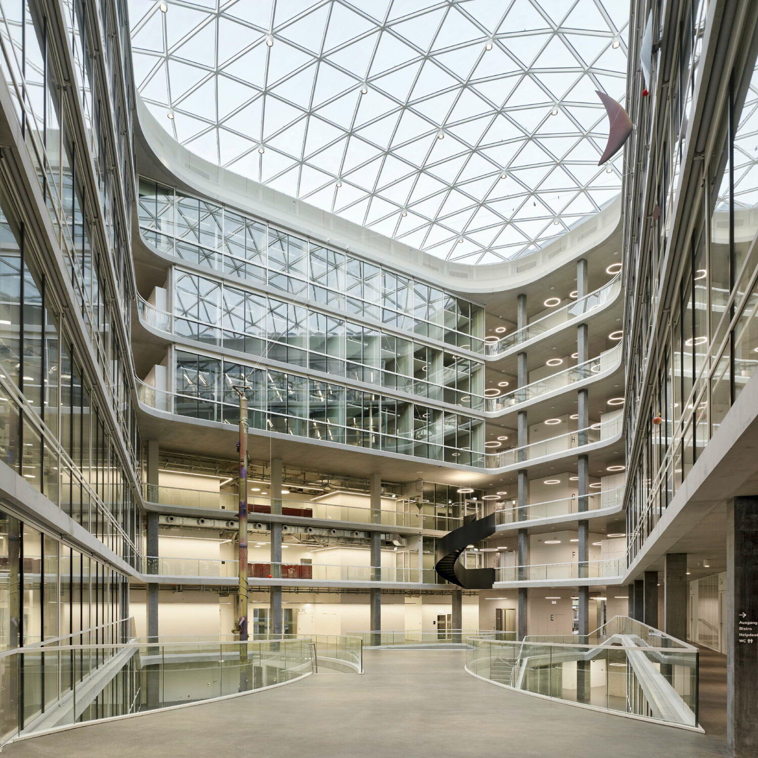 Vom lichtdurchfluteten Atrium aus erhält man Einblick in das Arbeiten im D-BSSE.