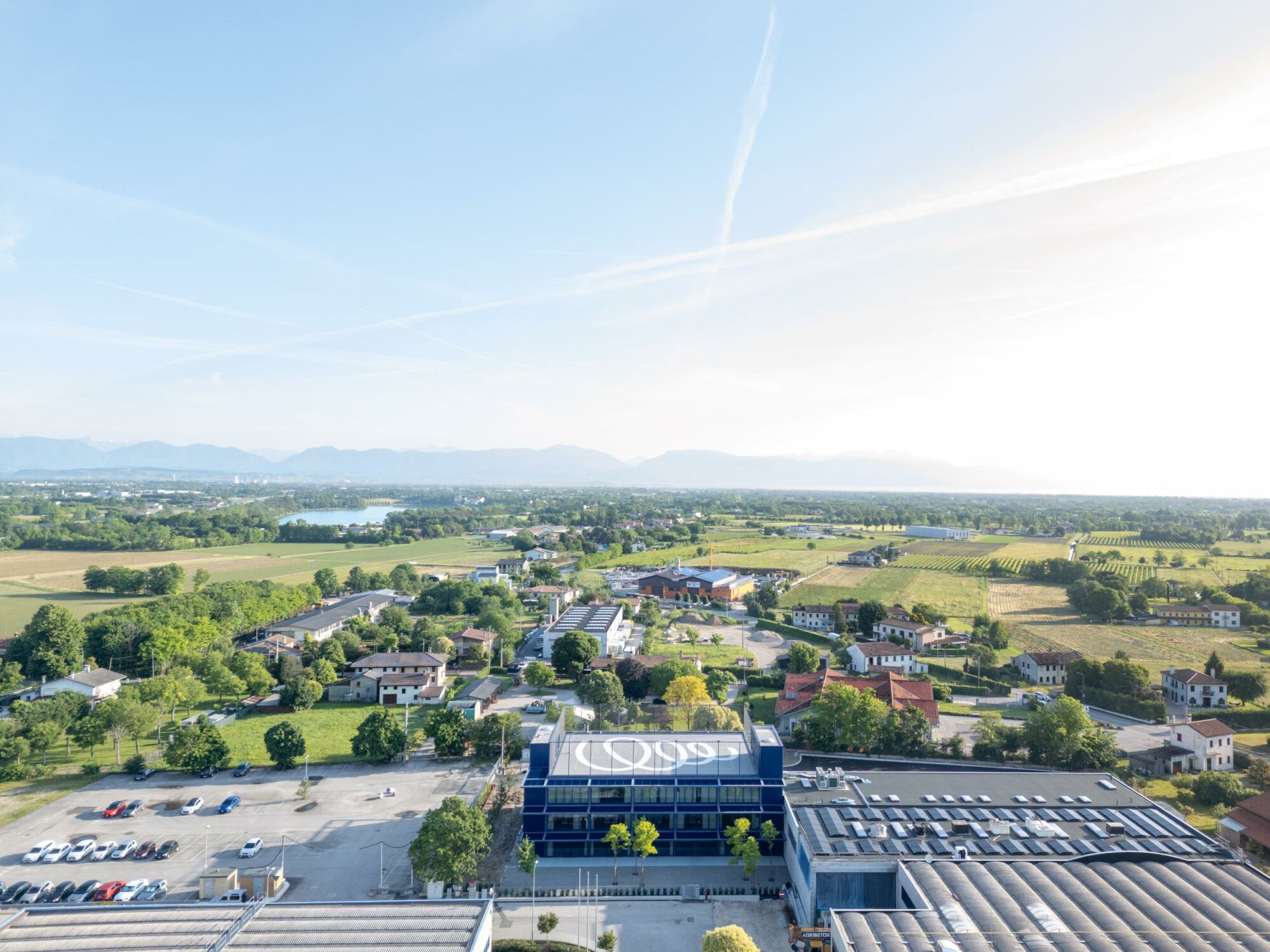 Das anpassungsfähige, flexibel nutzbare Bauwerk befindet sich im Norden eines Gewerbegebietes.