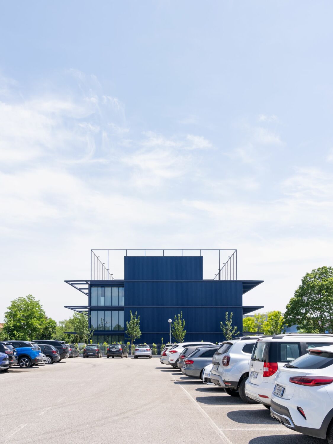 Die Dachterrasse des kompakten dreigeschossigen Bauwerks dient als Sportfläche.
