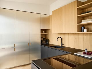 Die Planenden von Batek Architekten haben in Berlin-Prenzlauer Berg ein Penthouse ausgebaut – samt maßgefertigten Einbaumöbeln, fugenlosen Gussböden und geschliffenen Eichenholzdielen. 