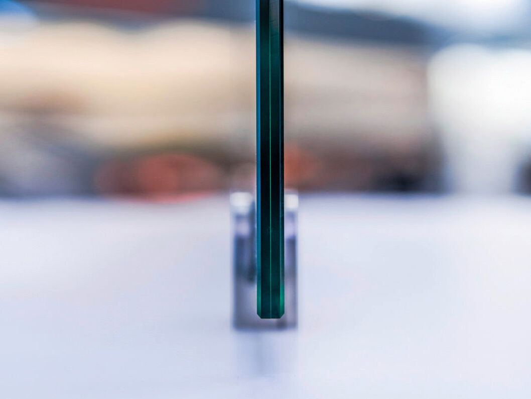 Das Vakuumisolierglas kommt ohne Dichtungen und Evakuierungsöffnung aus. 