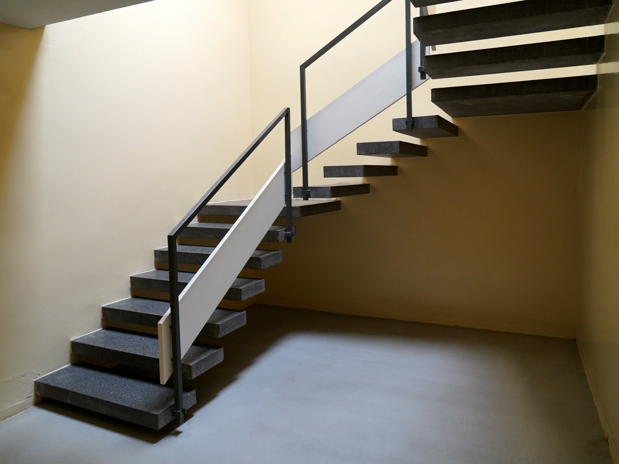 Eine Absturzsicherung verhindert bei Treppen das Hinabfallen von Personen oder Gegenständen.