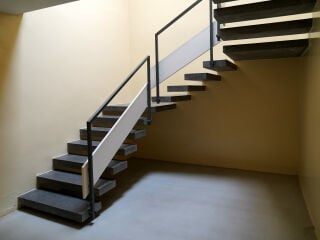 Eine Absturzsicherung verhindert bei Treppen das Hinabfallen von Personen oder Gegenständen.