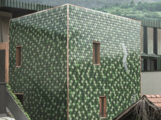 Bergmeisterwolf sanierte und erweiterte das erste Haus am Platz, den Goldenen Adler, das heute neudeutsch als Adler Historic Guesthouse firmiert.