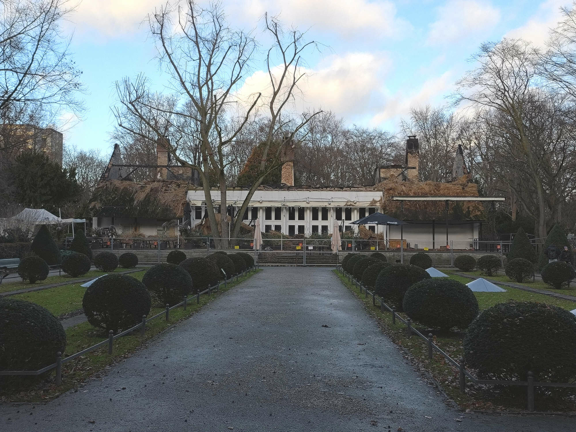 Bei einem Brand des Teehauses im Englischen Garten in Berlin-Tiergarten am 8. September 2024 wurde das Restaurant zerstört. Das reetgedeckte Dach stand in Flammen und stürzte weitgehend ein.