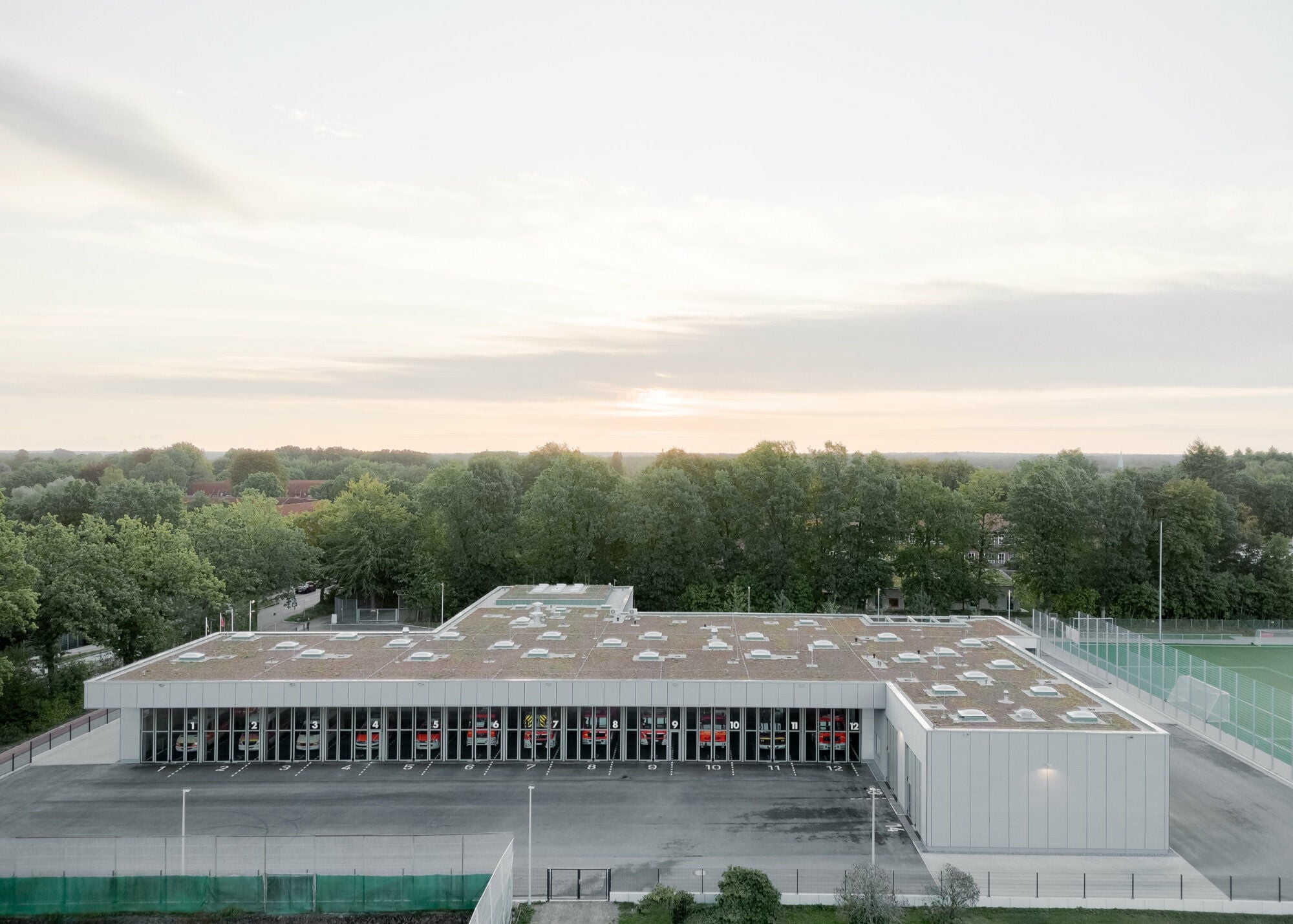 Luftbild der neuen Feuerwache mit begrüntem Flachdach