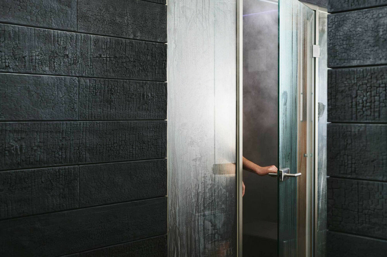 Shou Sugi Ban bedeutet wörtlich „verbranntes Sicheltannenbrett“ und bezeichnet eine Methode, bei der Holzoberflächen durch gezielte Verkohlung karbonisiert werden. 