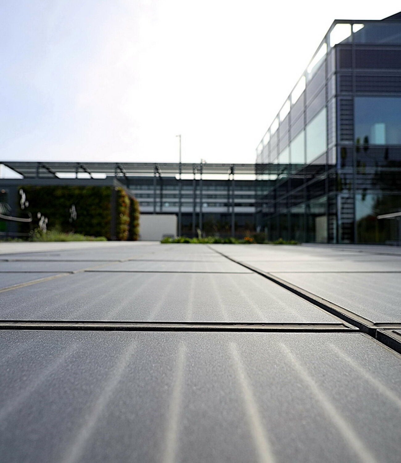 Durch die beschichtete Oberfläche gewährleisten die Module Rutschfestigkeit, gleichzeitig können sie mit einer Fahrzeuglast von bis zu 3,5 Tonnen befahren werden.