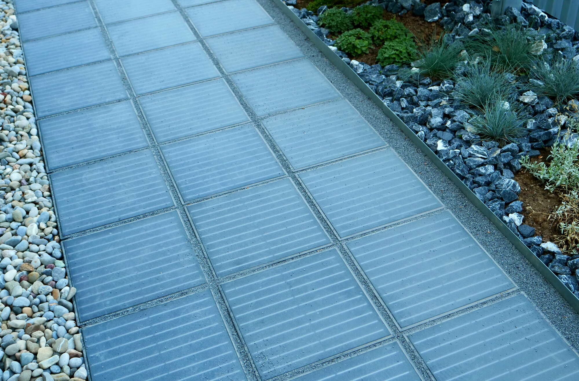 Die PV-Module haben eine Größe von ca. 35 x 35 cm und lassen sich unkompliziert in bestehende oder neue Flächen einpassen.