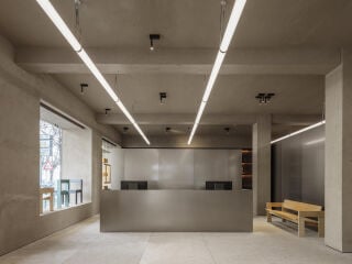 Weniger ist mehr: Hinter tiefen, großen Schaufenstern schafft das Holzrausch-Team eine offene, multifunktionale und öffentlichkeitswirksame Fläche. Hier entstand mitten in München ein Platz für Ausstellungen und Veranstaltungen.