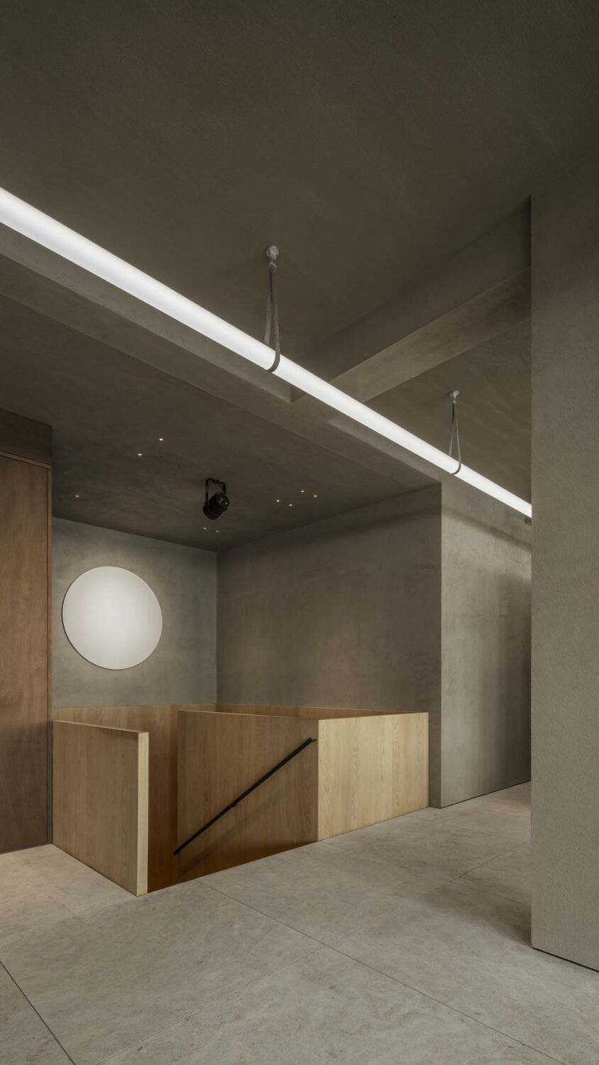 Über der Treppe leuchtet Kitt, eine Lichtinstallation von OHA und 507nanometer.