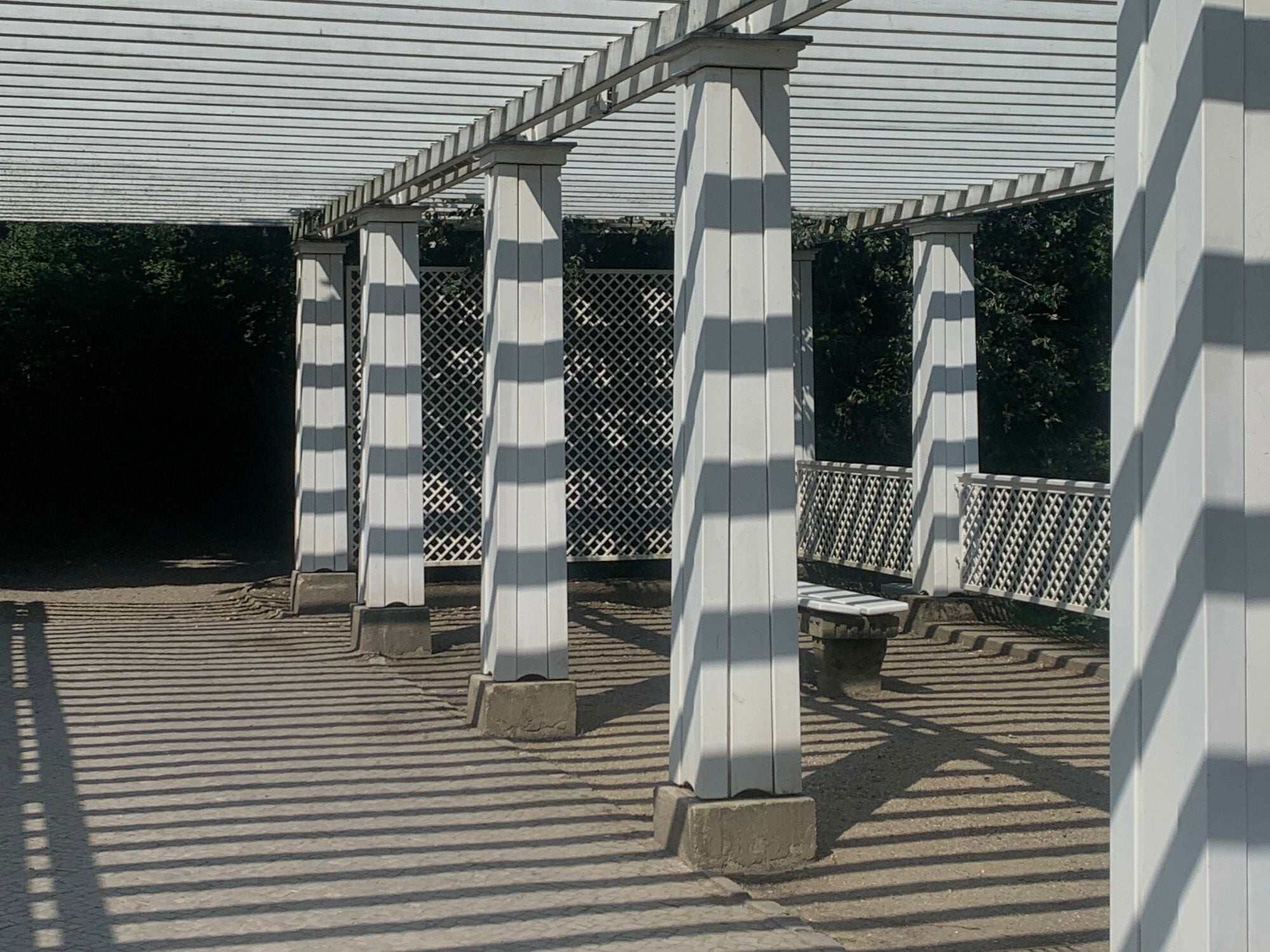 Als offene, meist pfostengetragene Struktur erfüllt die Pergola sowohl funktionale als auch ästhetische Zwecke, indem sie Schatten spendet und Räume im Freien strukturiert.