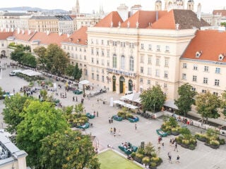 Der von den Landschaftsplaner*innen betitelte Entwurf „MQ in morphosis“ bespielt sämtliche Höfe und den Vorplatz des Museumsquartiers.