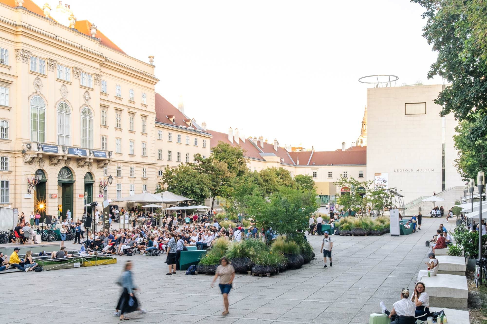 Mobile Ballenaufbauten aus Intensivsubstrat, Vlies, Pinienrinde und Draht, Netz uns Air-Pots wurden für die Pflanzeninseln verwendet. 