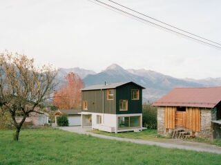 Am westlichen Dorfrand von Baar, inmitten üppiger, grüner Obstgärten, steht The Wandering House, entworfen von Lionel Balmer Architectes. 