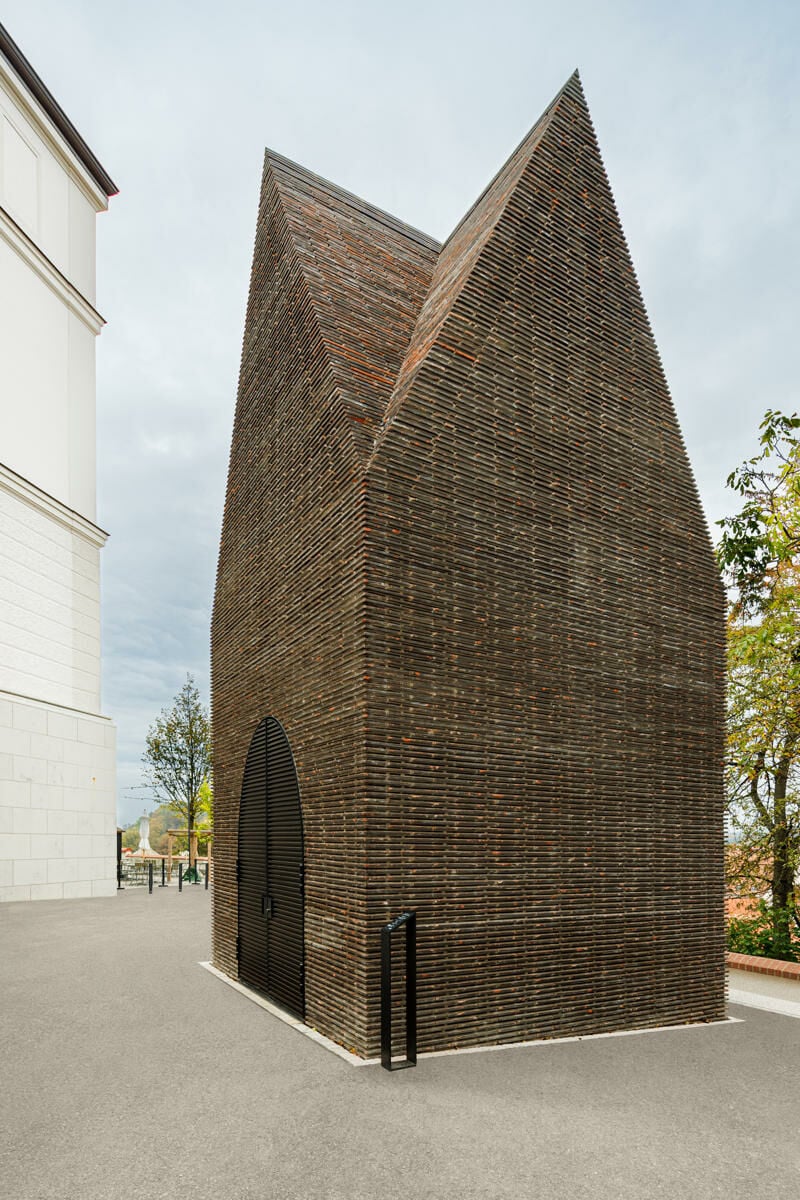 Die Kapelle wurde aus über fünfzig Jahren alten Kirchenbibern aufgemauert, die zuvor das Dach der Pfarrkirche St. Georg von Ruhpolding bedeckten. 