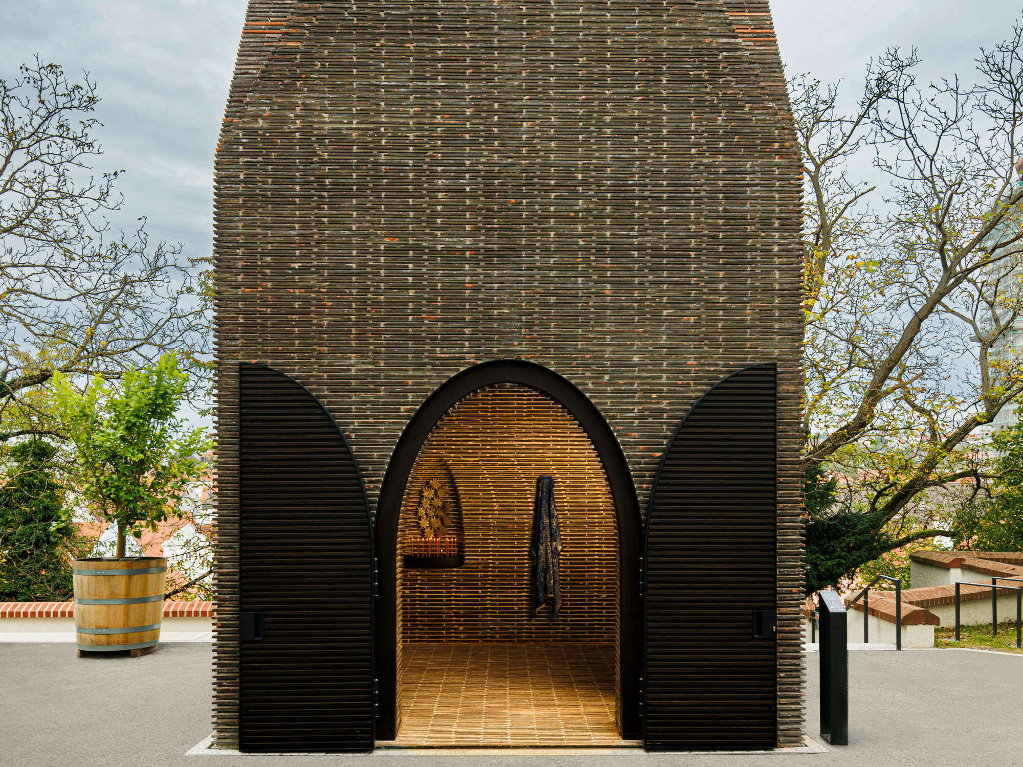 Gemeinsam mit den Architekt*innen vom Büro Brückner & Brückner gestaltete die Künstlerin Kiki Smith in direkter Nachbarschaft des weiß strahlenden Diözesanmuseums eine kleine, bescheidene Kapelle.