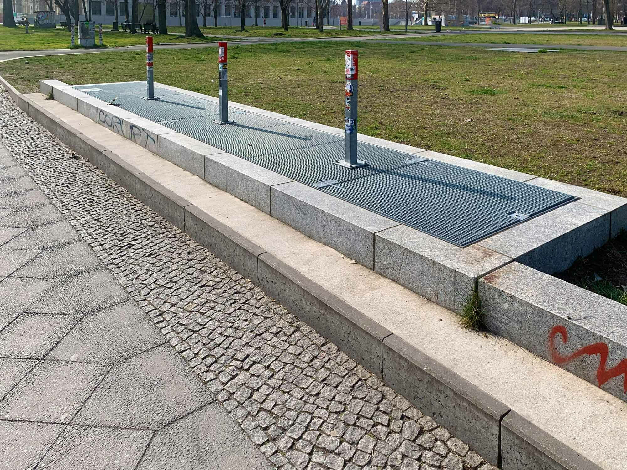 Notausstiegsgitter dürfen nicht blockiert werden. Die freizuhaltenden Flächen lassen sich durch Poller als Sperrpfosten markieren.