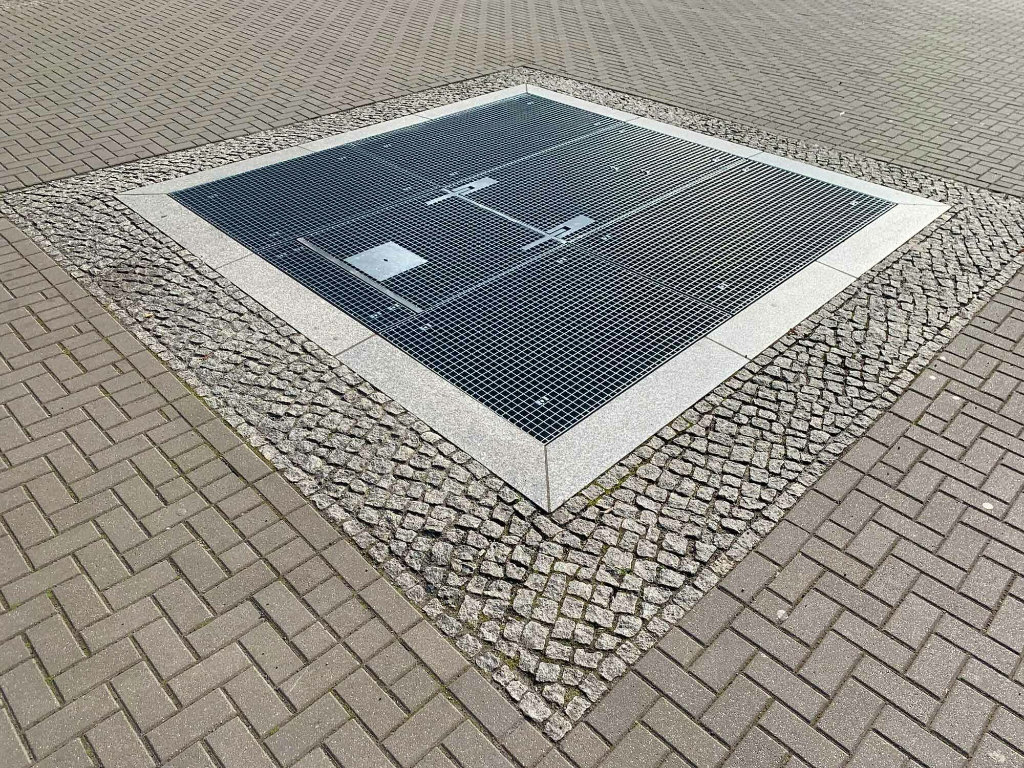 Die Gitter verschließen horizontale Öffnungen für Notausgänge und -ausstiege aus unterirdischen U-Bahn-Tunneln, Wartungsgängen und -schächten.