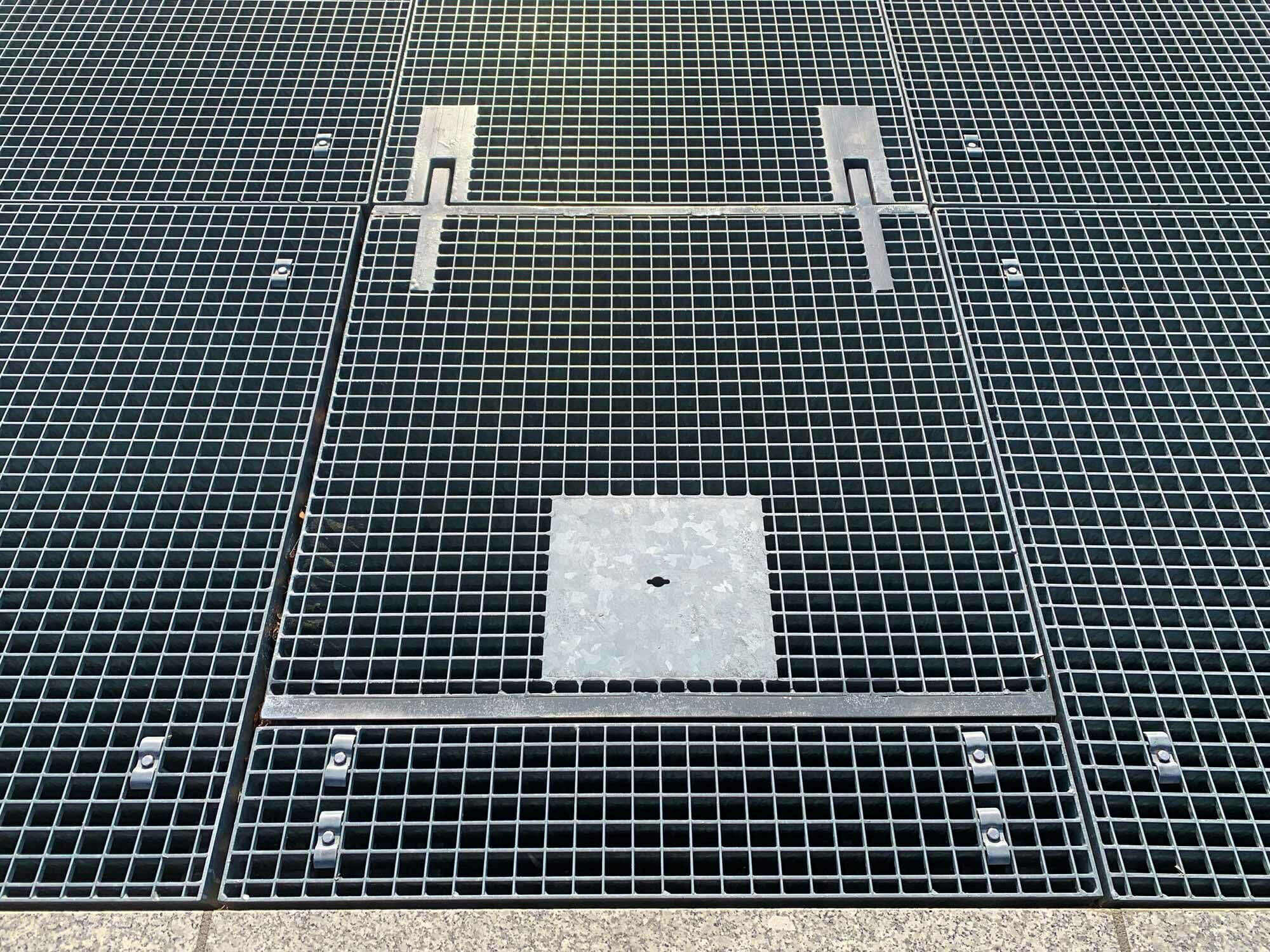 Die Gitter verschließen Fluchtwege zur Evakuierung im Fall von Havarien, bei Rauchentwicklung oder offenem Feuer.