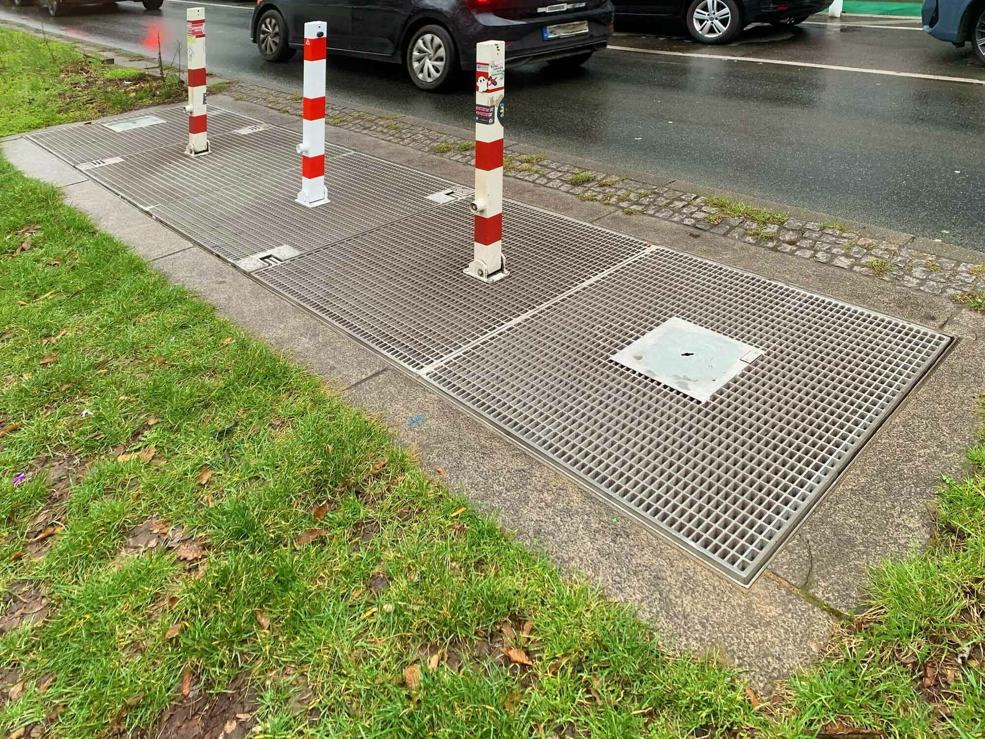 Auf Bürgersteigen und ähnlichen öffentlichen Flächen finden sich oft bodengleiche Metallgitter.