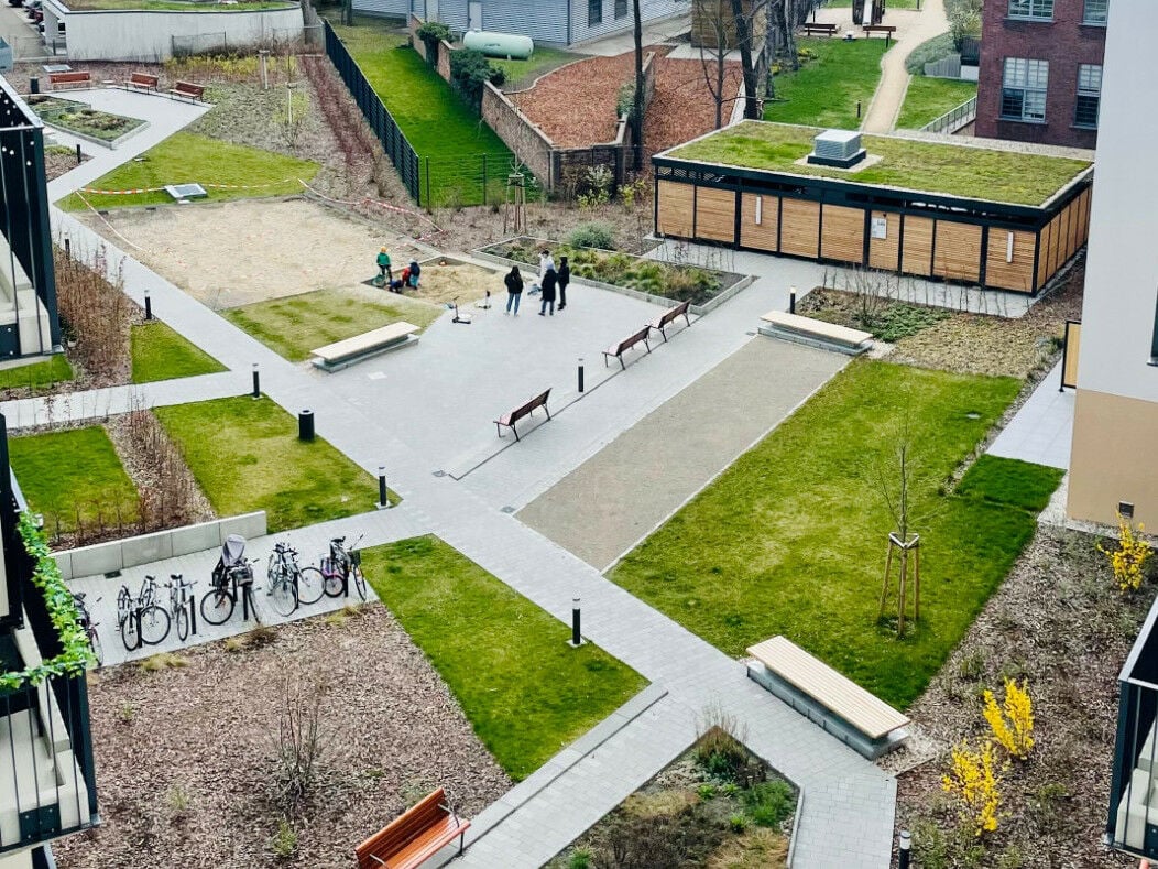 Ein Vorzeigeprojekt für blaugrüne Infrastruktur. Ein Kölner Wohnareal mit Innenhof auf einer Tiefgarage mit intensiver Dachbegrünung von Optigrün.
