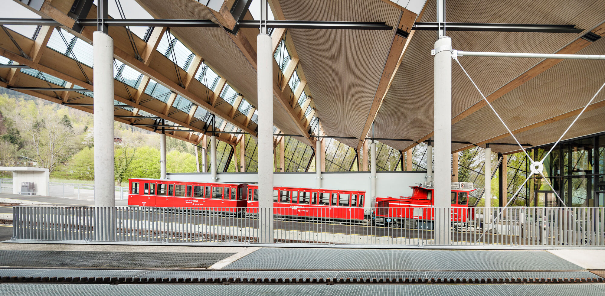 Ein Sheddach in Holzbauweise überspannt die offene Bahnsteighalle