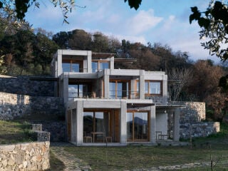 Abgelegen in den Bergen Kretas wurden die Meraki Studios nach Plänen von Sigurd Larsen Design Architecture errichtet.