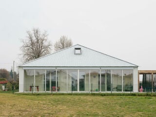 In Dueville steht seit 2022 die Villa No. 3, deren Name auf zwei alte Anwesen im Ort anspielt. Das strohgedämmte Wohnhaus wurde von Jimmi Pianezzola Architetto geplant.