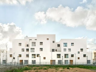 Auf Ibiza wurde ein fünfgeschossiger Wohnkomplex mit gepressten Lehmsteinen errichtet. Das Projekt des Architekturbüros Peris + Toral erreicht sogar den Passivhausstandard.